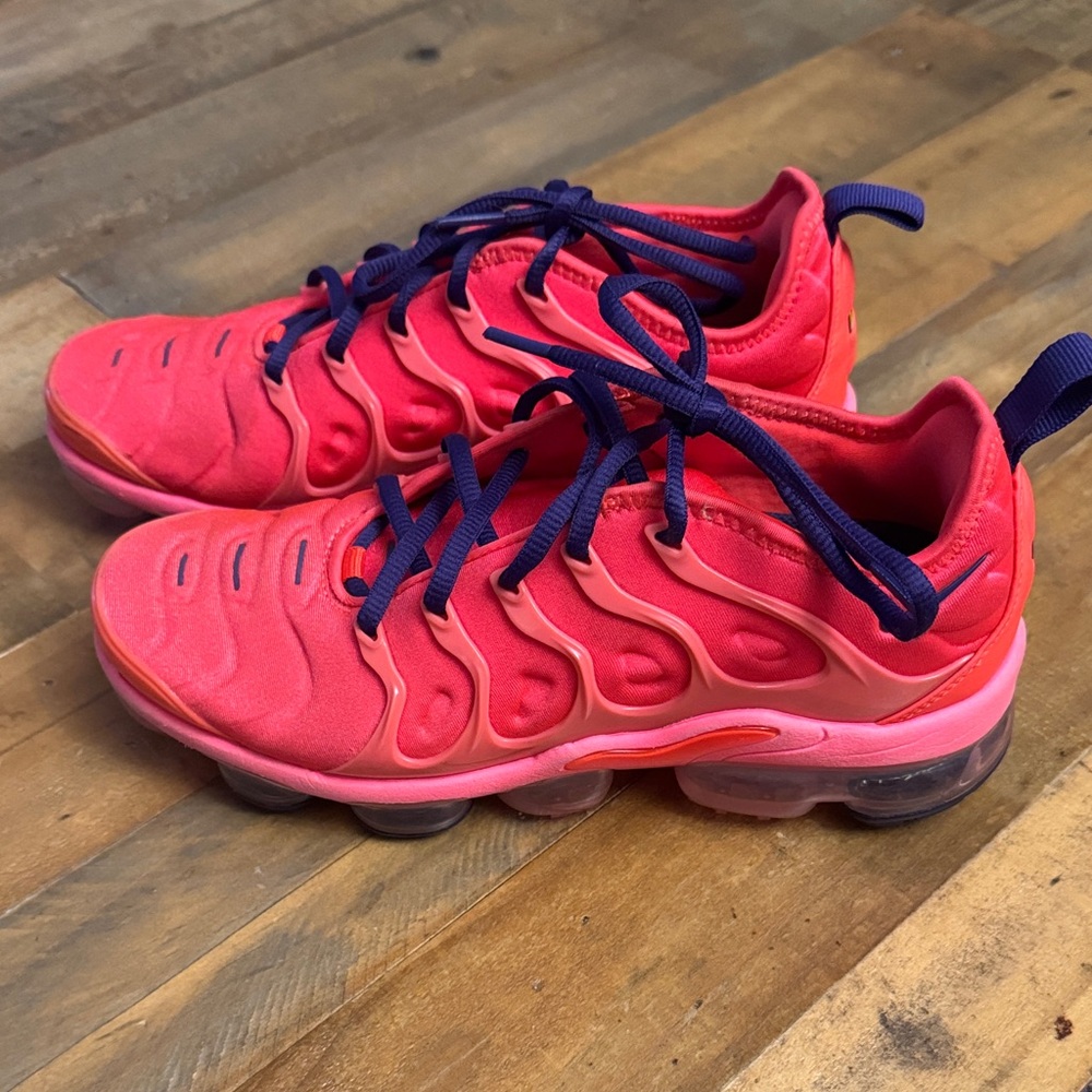 Nike vapors plus size 8 Pink Sneakers with purple Accents.